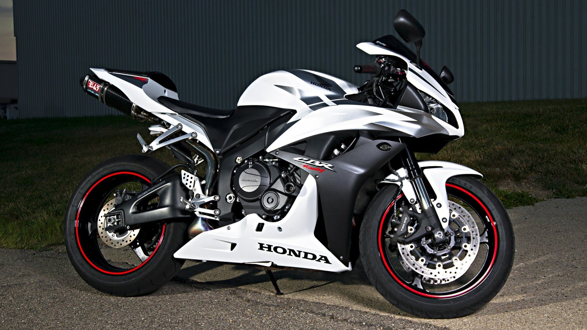 CBR600RR vs Yamaha R6 une rivale de taille dans les coulisses de
